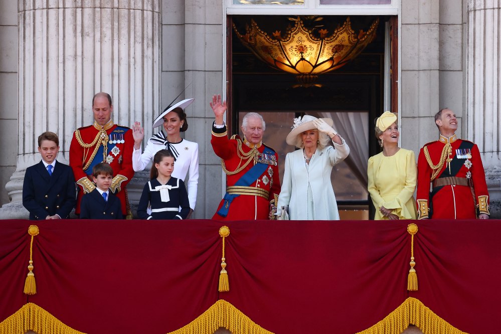 (LR) Der britische Prinz George von Wales, der britische Prinz William, Prinz von Wales, der britische Prinz Louis von Wales, die britische Catherine, Prinzessin von Wales, die britische Prinzessin Charlotte von Wales, der britische König Charles III., die britische Königin Camilla, die britische Sophie, Herzogin von Edinburgh, und der britische Prinz Edward, Herzog von Edinburgh, posieren auf dem Balkon des Buckingham Palace, nachdem sie an der Geburtstagsparade des Königs teilgenommen haben. "Truppen der Farbe" in London am 15. Juni 2024. Die Zeremonie des Trooping the Colour soll erstmals während der Herrschaft von König Charles II. durchgeführt worden sein. Seit 1748 markiert das Trooping of the Colour den offiziellen Geburtstag des britischen Souveräns. Über 1500 paradierende Soldaten und fast 300 Pferde nehmen an der Veranstaltung teil. (Foto von HENRY NICHOLLS / AFP) (Foto von HENRY NICHOLLS/AFP via Getty Images)
