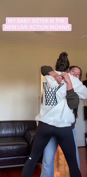 In einem offenen TikTok-Video, das von Catherines älterer Schwester Jessie gepostet wurde, sieht man den aufsteigenden Stern, wie er nach der aufregenden Ankündigung rennt und ihre Schwester umarmt