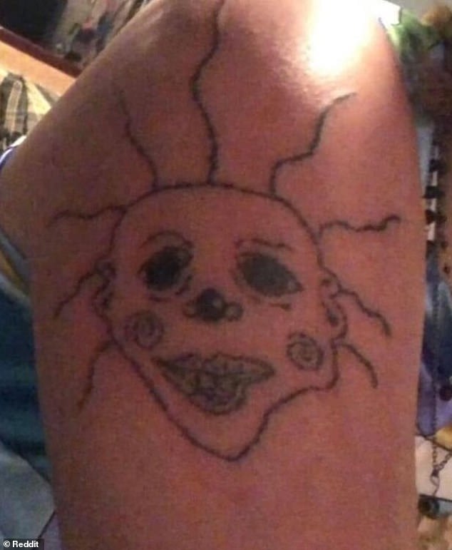 Eine Person zeigte auf Reddit stolz ihre „hässlichen“ Tattoos, darunter auch dieses, das ein bisschen wie eine verwunschene Puppe aussieht.