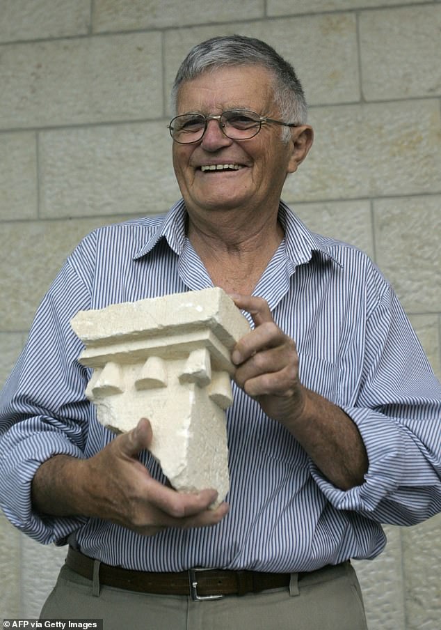 Ehud Netzer hält Teile eines kunstvollen Sarkophags in den Händen, in dem sich vermutlich die Überreste von König Herodes befanden.