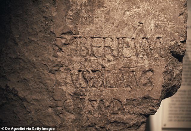 Ein in Caesarea Maritima (einer Stadt im östlichen Mittelmeerraum, die Hauptstadt des römischen Judäa war) entdeckter Stein trägt den Namen von Pontius Pilatus