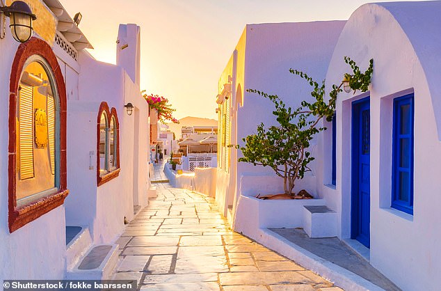 „Santorini ganz aufzugeben, ist Pflichtverletzung für jeden, der sich für Reisen interessiert“, sagt Mark. Oben: die Straßen von Oia