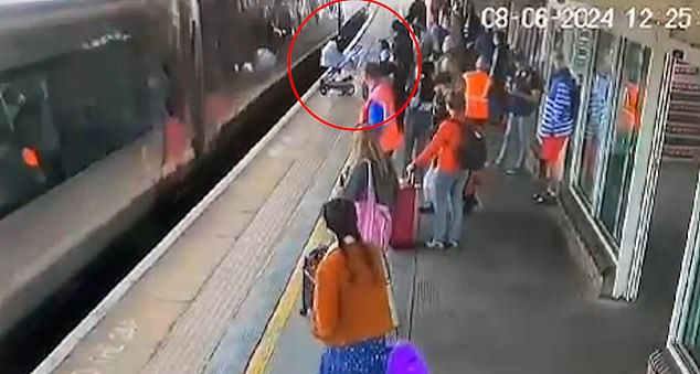Zuschauer berichteten, dass die Mutter und die Großmutter des Babys verzweifelt waren, nachdem der Kinderwagen über die gelbe Linie des Bahnhofs gerollt war und gegen die Seite des Zugs geprallt war.