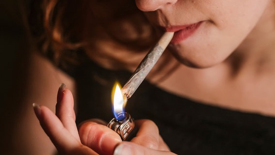 Young woman smokes marijuana © Westend61 / photocase.de 