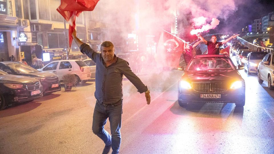 CHP supporters celebrate the victory in Istanbul.