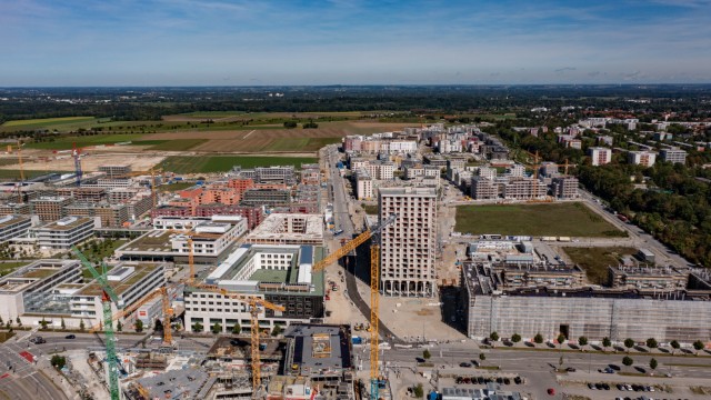 Europe's largest new building project: The first part of the Freiham settlement has long been under construction.  What will become the landscape park (back in the picture) is currently still a wasteland.