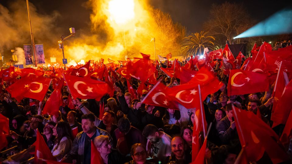 Supporters of Istanbul Mayor Ekrem İmamoğlu celebrate in Sarachane Square
