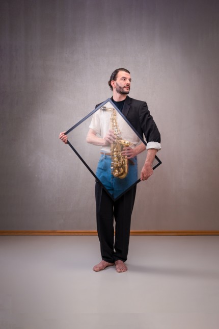 Munich's new cultural center: With the dance format "2xDanced" Two choreographers and two dancers each develop their own choreography to the music of the Arcis Saxophone Quartet.