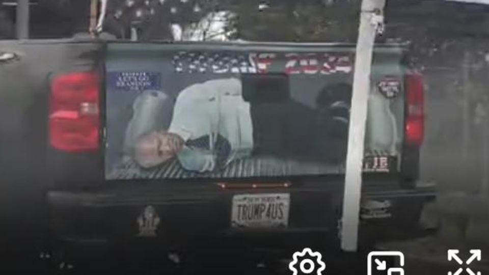 Donald Trump is happy: A pickup truck shows a picture of a tied-up Joe Biden on its tailgate