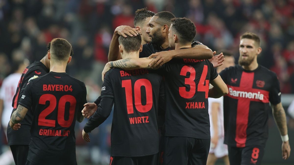 Leverkusen celebrates reaching the final.