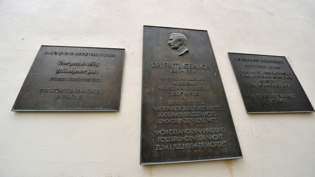 Questionable comment on the verdicts on the Hitler Putsch: Memorial plaques for the first copy of the Süddeutsche Zeitung and the journalist Fritz Gerlich, who was murdered by the National Socialists, at the Hofstatt.