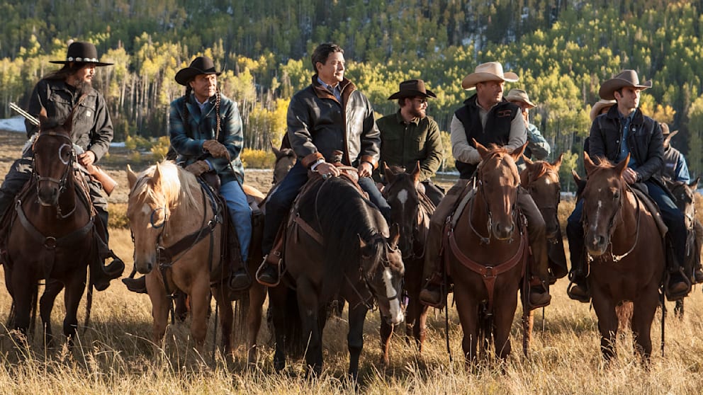 Szene aus „Yellowstone“: Moses (2.v.l.) u.a. mit Serien-Held Kevin Costner (2.v.r.) am Set