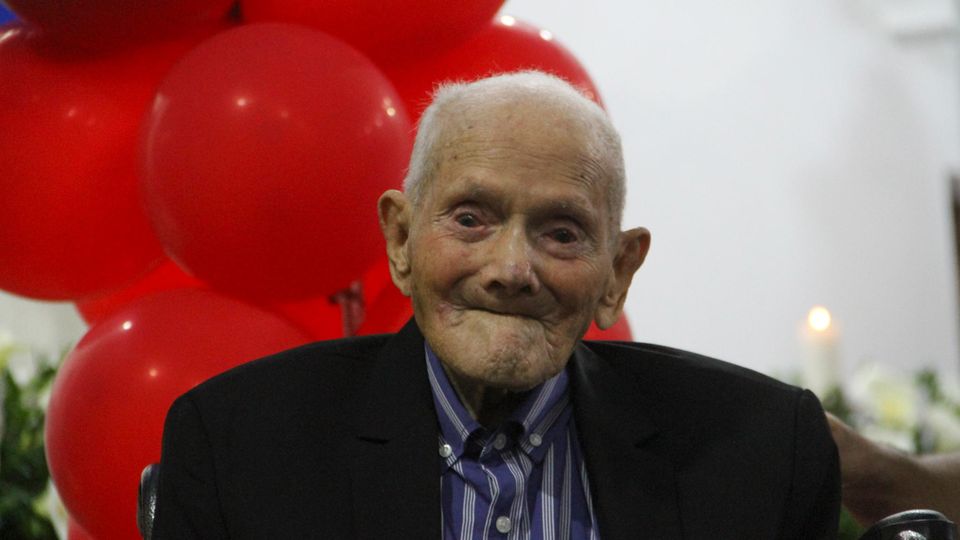 Juan Vicente Pérez Mora, here on his 112th birthday in May 2021, has died at the age of 114.
