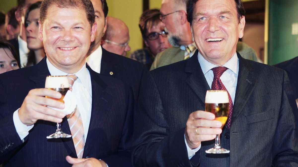 Schröder on August 3, 2005 in Hamburg with his party comrade Olaf Scholz having a beer.  Today the two don't have much to say to each other.