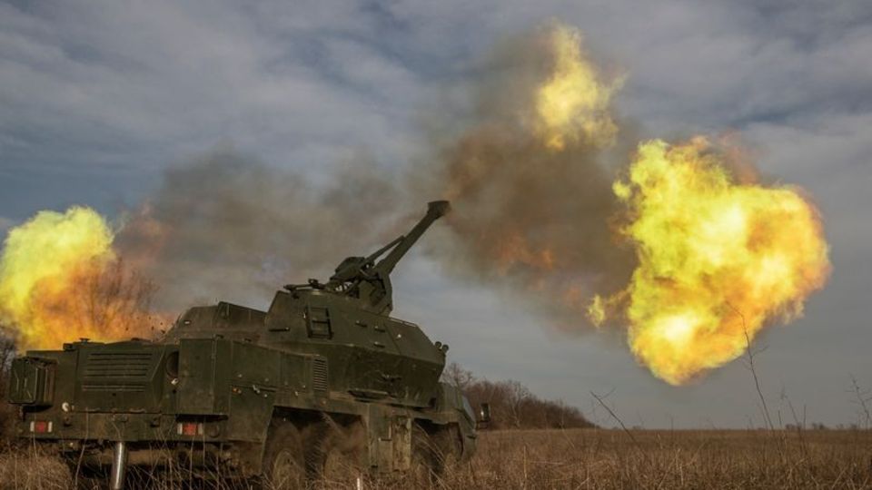 The Ukrainian 152mm Dana self-propelled howitzer fires at Russian positions in the Donetsk region.  Photo: Roman Chop/AP/dpa