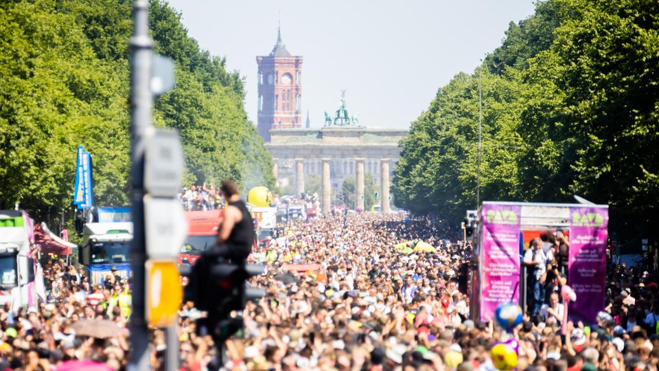 People celebrate at the techno parade "Rave the Planet" on the Straße des 17. Juni in front of the Brandenburg Gate in Berlin