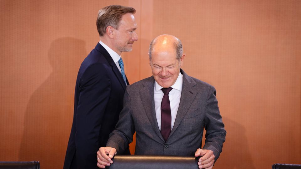 Christian Lindner walks behind Olaf Scholz at a meeting of the Federal Cabinet in the Berlin Chancellery