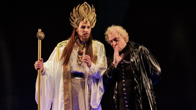 Musical world premiere in Munich: The Whisperer: Chris Murray (right) as Monostatos with his boss Sarastro (Christian Schöne).