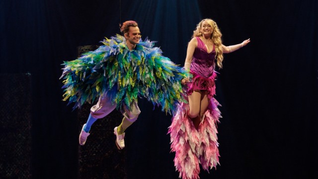 Musical world premiere in Munich: Can fly naturally: The bird dealer couple Papageno and Papagena (Tim Wilhelm and Stefanie Gröning).