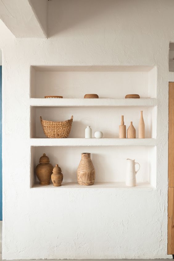Ceramics and basketwork for a niche with a Mediterranean look