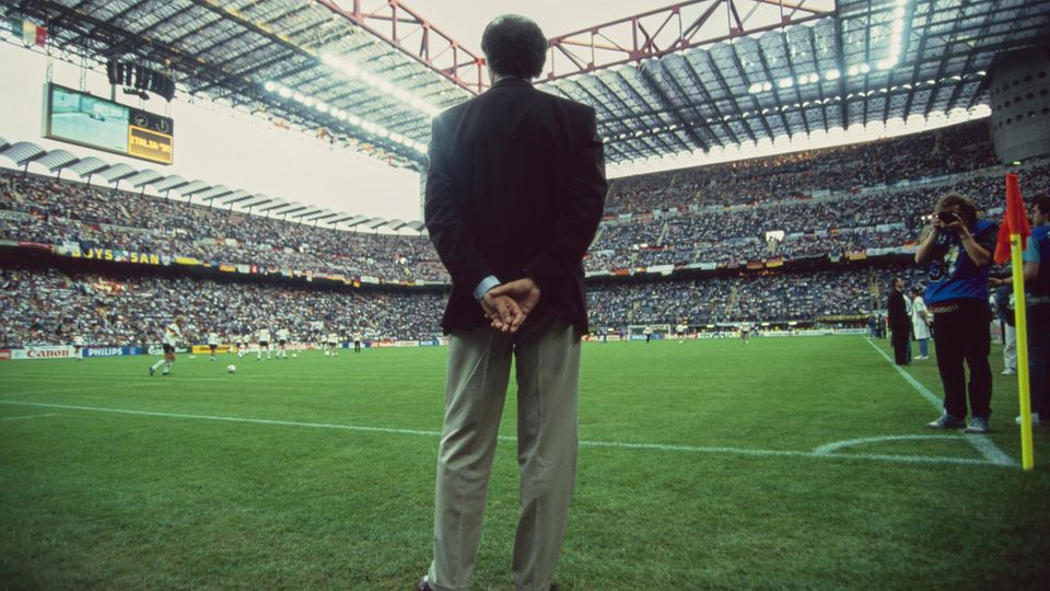 Franz Beckenbauer as coach at the 1990 World Cup in Italy.  After the Brazilian Mario Zagallo, he also achieved the feat of becoming world champion as a player and coach.