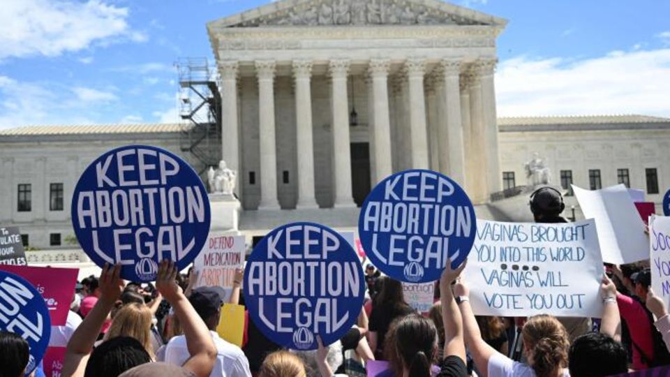 People protest for abortion rights in front of the Supreme Court