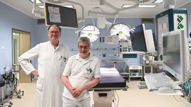 New building of the women's and children's clinic in Schwabing: Doctors Stuart Hosie (left) and Carsten Krohn take a look at the new operating room.