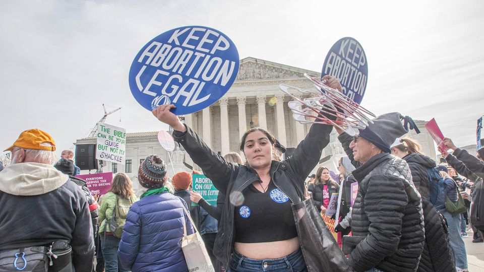 A demonstrator protests for abortion rights in the USA.  One of the strictest abortion laws could now come into force in Arizona.