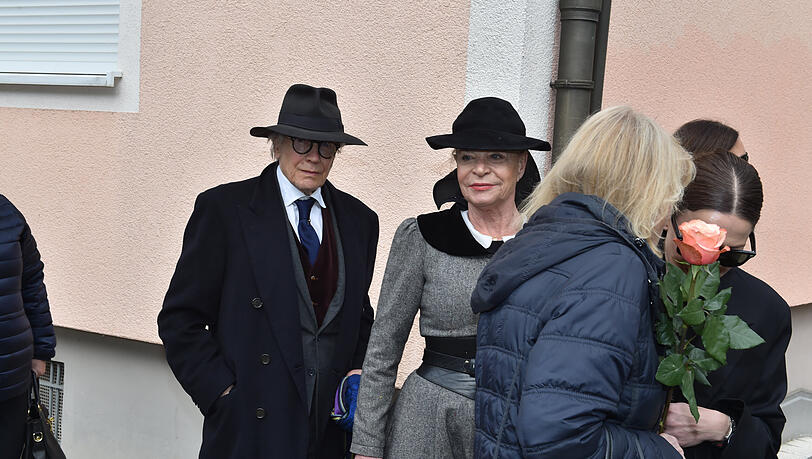 Barbara Engel meets her ex-husband Bernd Herzsprung (left) before the funeral service.