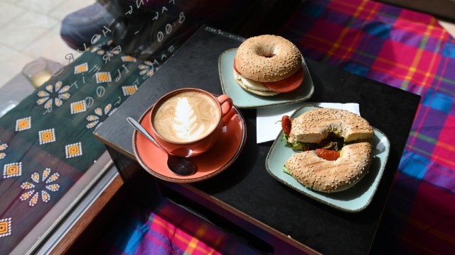 Café Mira: Bagels, cappuccino and sun: this is what a breakfast in the Westend can look like.