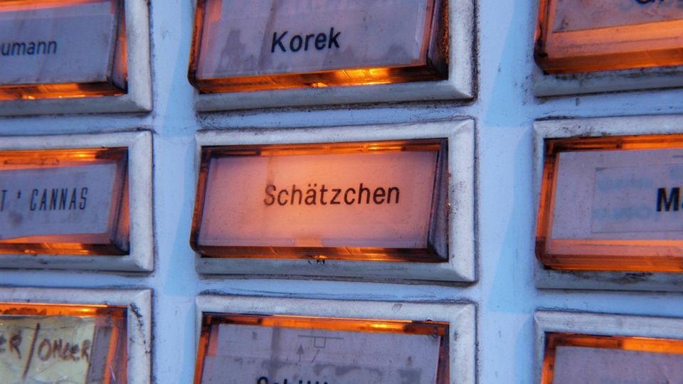 Different last names appear on doorbell signs