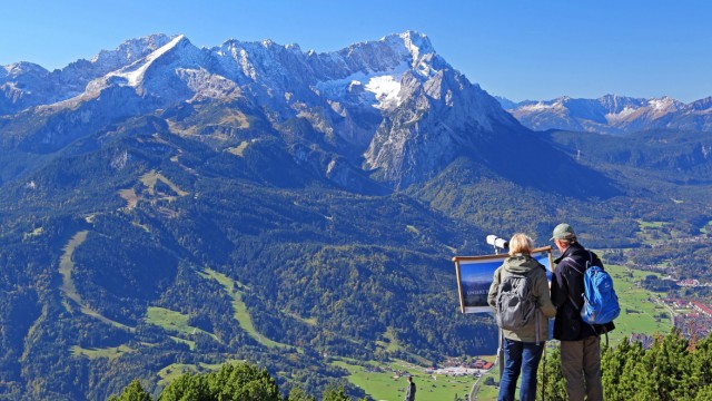 Hiking: From Wank you can look directly at the Wetterstein Mountains with Germany's highest mountain, the Zugspitze.