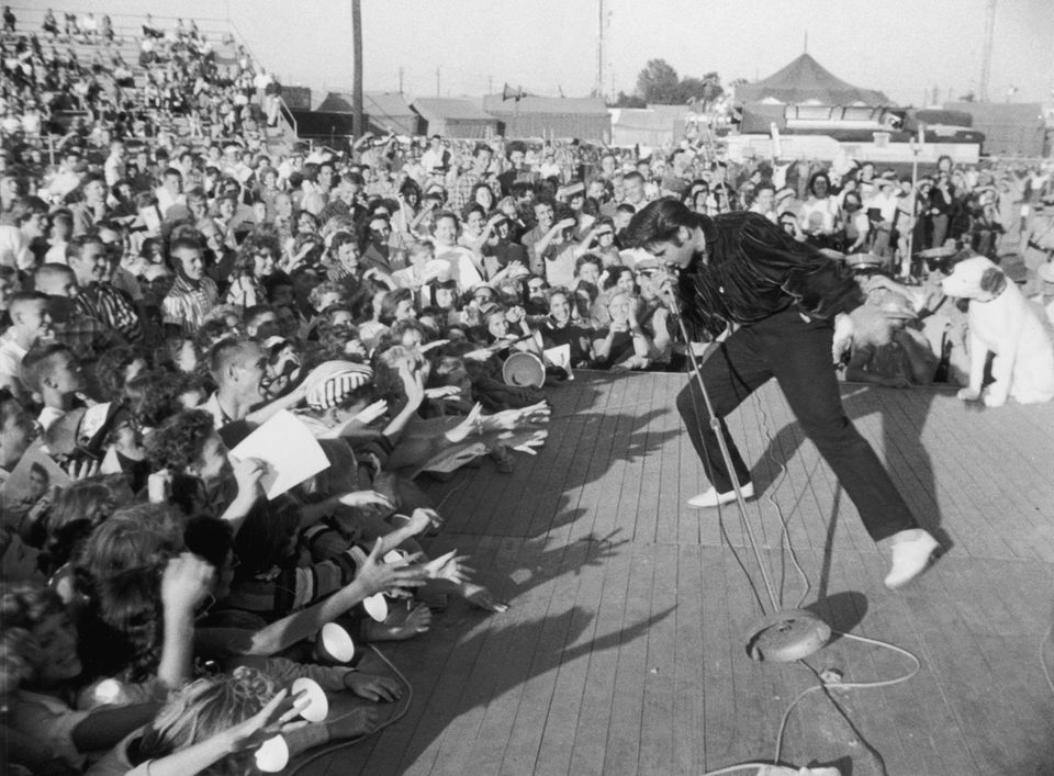 Elvis Presley tritt bei einem Konzert vor einem jungen Publikum aus