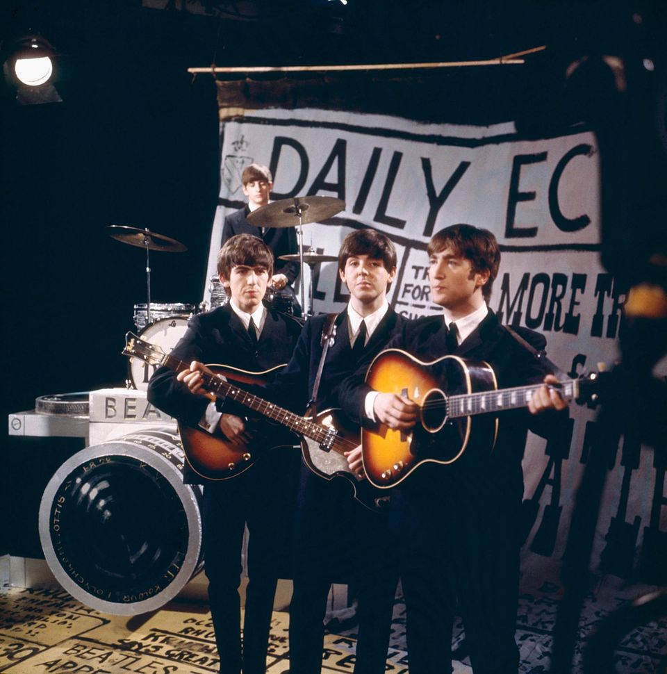 Die Beatles spielen bei einem Fernsehauftritt  'I Want To Hold Your Hand'