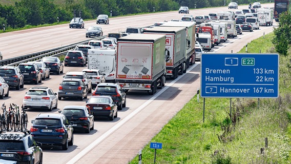 Traffic jam on Autobahn 1 in Schleswig-Holstein towards Hamburg.  © dpa - picture alliance Photo: Markus Scholz