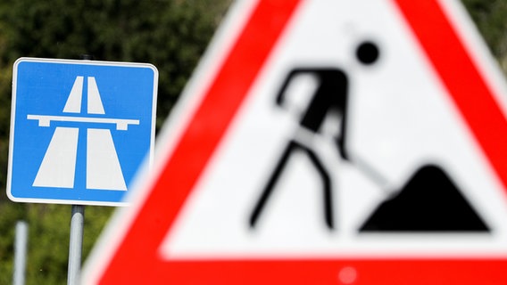 A sign indicates a construction site on a highway.  © picture alliance/dpa/dpa-Zentralbild/Jan Woitas Photo: Jan Woitas