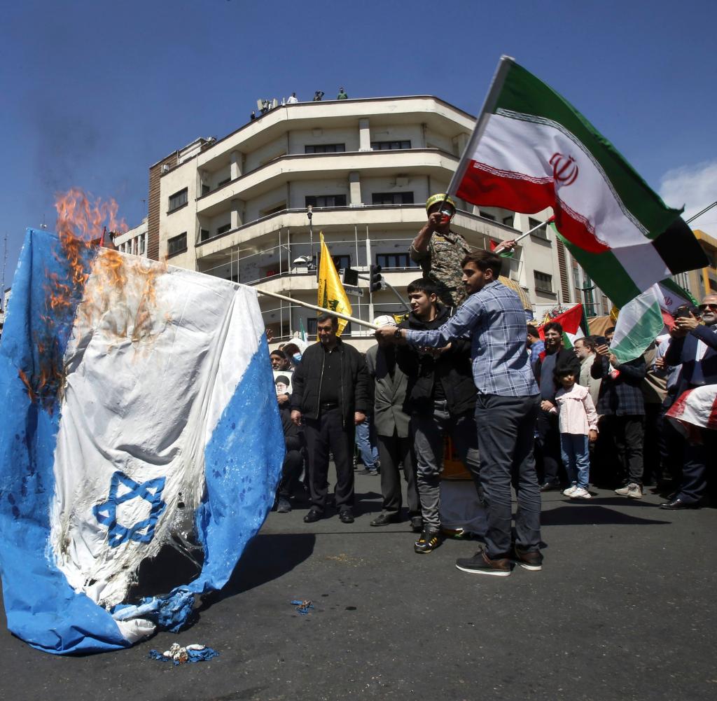 Iranische Demonstranten verbrennen US-amerikanische und israelische Fahnen während einer jährlichen Kundgebung zum Al-Quds-Tag