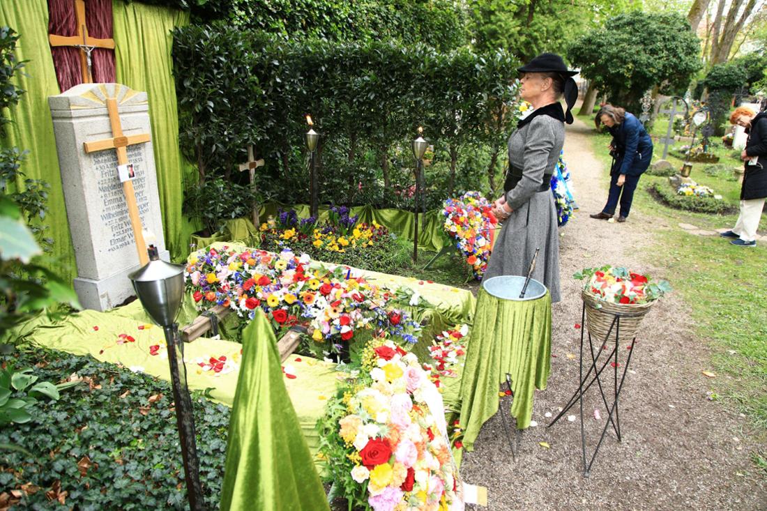 Barbara Engel stands at Fritz Wepper's grave.