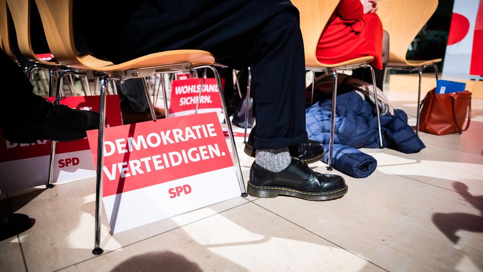 There is an SPD sign under a chair with the inscription "Defend democracy".