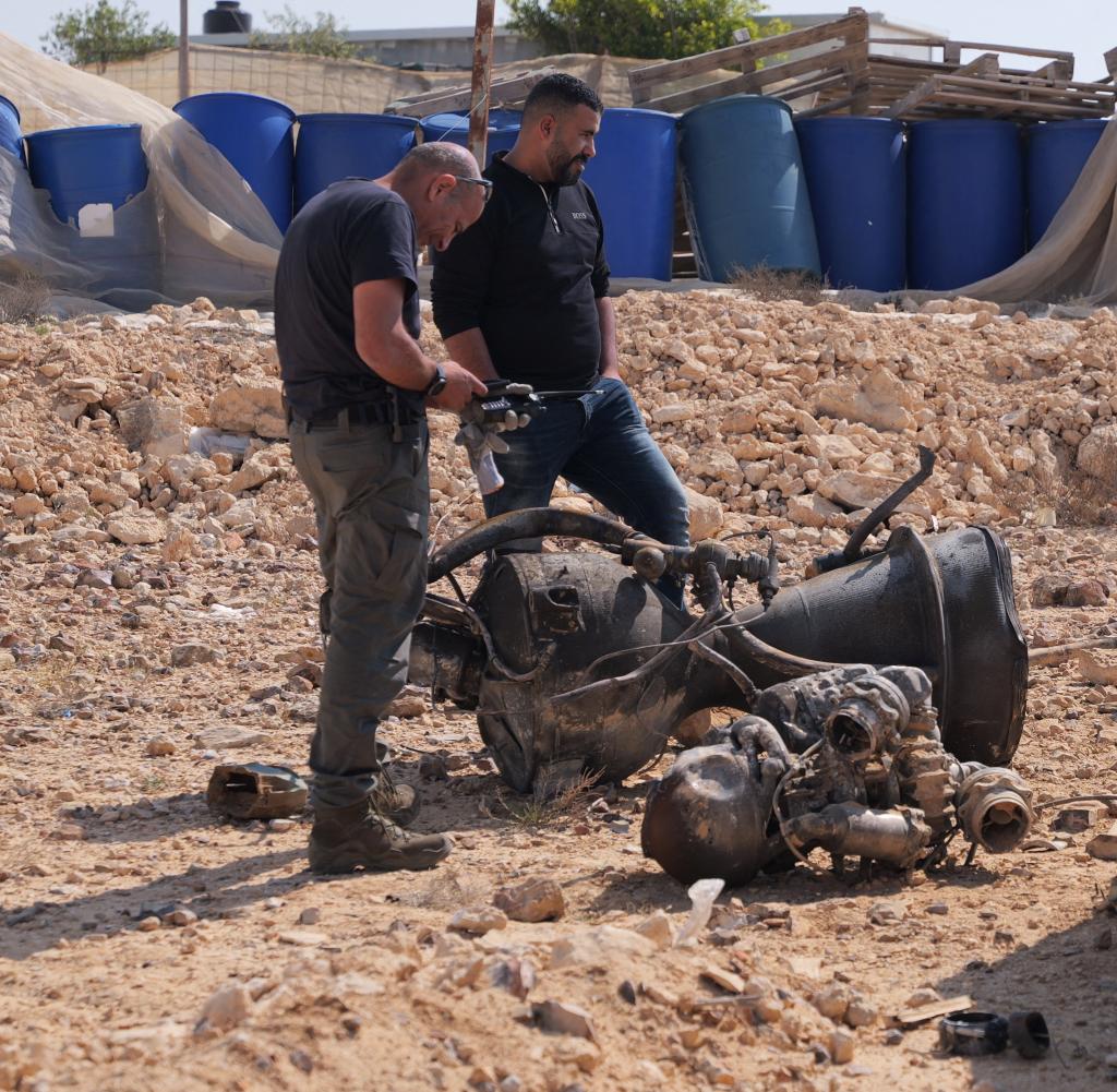 Polizisten untersuchen nahe Arad die Überreste einer iranischen Rakete, die nach Angaben der israelischen Behörden ein siebenjähriges Mädchen schwer verletzt hat