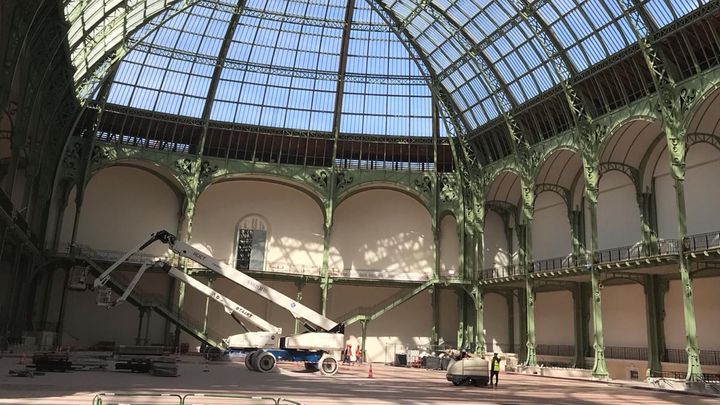 The work is being completed under the glass roof of the Grand Palais.  Paris, April 2024 (PAUL BARCELONNE / FRANCEINFO / RADIO FRANCE)