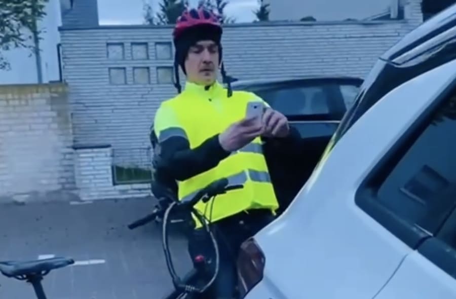 In einem Video von Anzeigenhauptmeister Niclas fotografiert Matze Knop Verkehrssünder