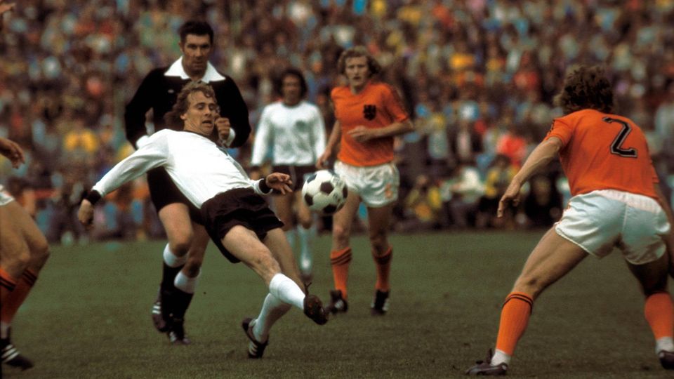 Bernd Hölzenbein (i.) sneaks the ball away from Dutchman Arie Haan in the 1974 final
