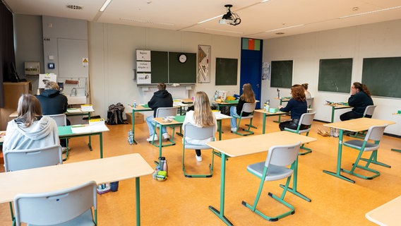 Students wait in a classroom for the start of a written Abitur exam.  © picture alliance/dpa |  Silas Stein Photo: Silas Stein