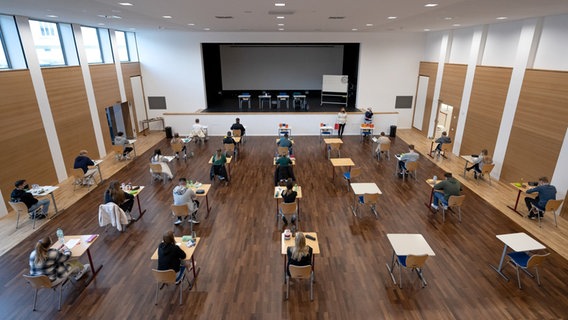 Students at a high school sit at their seats in an auditorium before the start of their written exam.  © picture alliance/dpa Photo: Sina Schuldt
