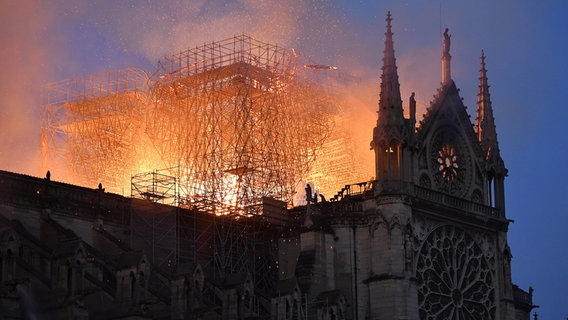 Flames and smoke rise from Notre Dame Cathedral.  © Le Pictorium Agency via ZUMA/dpa Photo: Julien Mattia