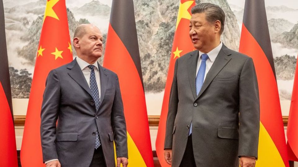Chancellor Olaf Scholz is received by Chinese President Xi Jinping at the state guest house.  Photo: Michael Kap