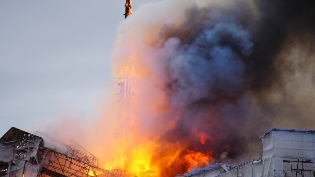 Fire in Copenhagen: Fire and smoke rise from the old stock exchange, scaffolding made extinguishing work difficult.
