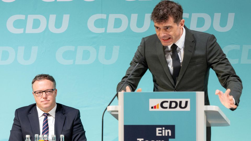 The former Thuringian CDU state leader Mike Mohring (right), who is currently the only elected representative of the state association on the federal executive board, and his successor Mario Voigt.