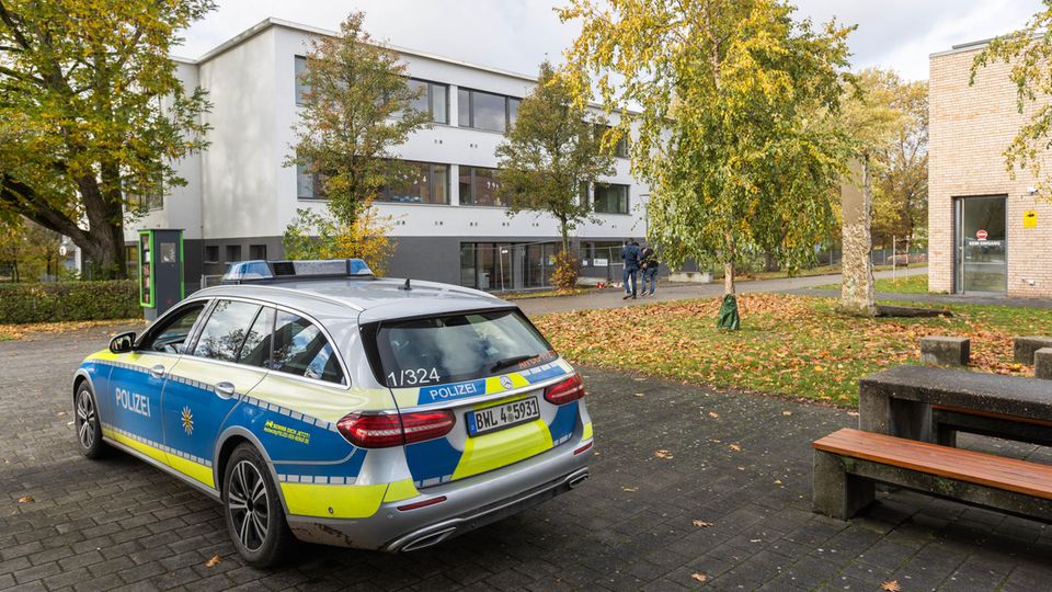 After fatal shootings among students, the police took a stand in front of the school in Offenburg